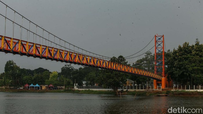 Jembatan gantung di Alun-alun dan Hutan Kota Depok terus dikebut pengerjaannya. Jembatan ini menghubungkan antara Sawangan dan Bojongsari.