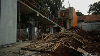 Meski Alun-alun dan Hutan Kota telah diresmikan Wali Kota Depok M Idris namun hingga kini fasilitas jembatan belum rampung.