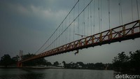Jembatan ini membentang sepanjang 168 meter di atas Situ Sawangan.