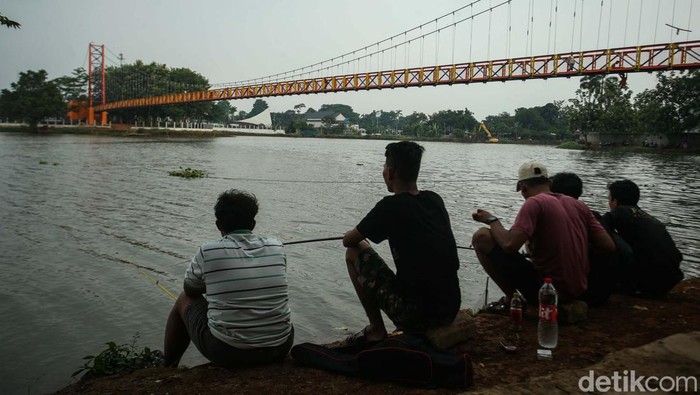 Jembatan gantung di Alun-alun dan Hutan Kota Depok terus dikebut pengerjaannya. Jembatan ini menghubungkan antara Sawangan dan Bojongsari.