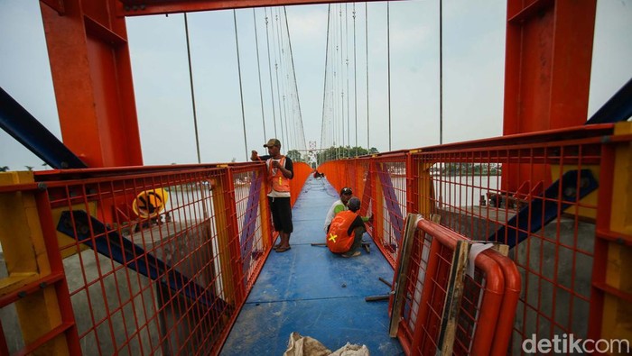 Jembatan gantung di Alun-alun dan Hutan Kota Depok terus dikebut pengerjaannya. Jembatan ini menghubungkan antara Sawangan dan Bojongsari.