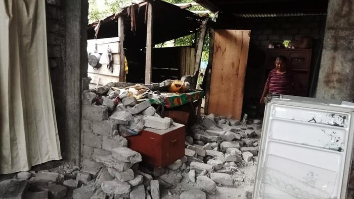 Potret Kerusakan Akibat Gempa di Morotai Warga membersikan puing-puing bangunan rumahnya yang rusak akibat gempa bumi berkekuatan magnitudo 5,6 yang mengguncang wilayah Kabupaten Pulau Morotai, Maluku Utara, Kamis (19/9/2024). Badan Penanggulangan Bencana Daerah (BPBD) Kabupaten Pulau Morotai mencatat sebanyak 25 unit rumah warga yang tersebar di delapan desa Kecamatan Morotai Timur dan Kecamatan Morotai Jaya mengalami kerusakan akibat gempa bumi berkekuatan magnitudo 5,6 pada Kamis (19/9) sekitar pukul 16.45 WIT. ANTARA FOTO/BPBD Morotai/YU