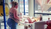 Enggan repot untuk mengikuti aturan, ada ibu yang nekat menggantikan popok anaknya. Bukan di toilet atau di ruang ganti ia memilih di atas meja restoran di tengah kerumunan orang. Foto: Bored Panda