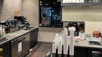 Ketika sedang emosi, tak disarankan untuk bepergian apalagi ke ruang publik. Sebuah kafe menjadi sasaran amuk pria tak dikenal yang melempar batu hanya karena sedang marah. Foto: Bored Panda
