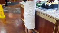 Seluruh pengunjung dan pekerja restoran dibuat terkejut oleh wanita ini. Ia datang dengan begitu percaya diri menggunakan handuk tanpa busana. Foto: Bored Panda