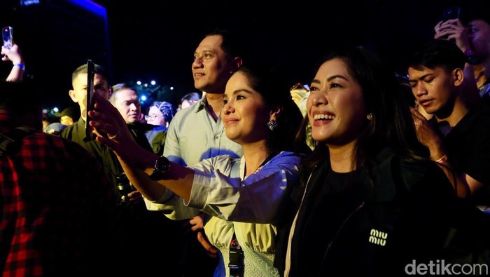 Presiden ke-6 Indonesia Susilo Bambang Yudhoyono meramaikan hari pertama Festival Pestapora yang berlangsung di JIExpo Kemayoran, Jakarta, Jumat (20/9/2024). Penampilan perdana SBY di Pestapora ini menjadi magnet tersendiri bagi para pengunjung.