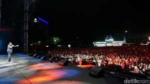 Para penonton antusias dan mengapresiasi penampilan SBY setelah lagu Kamu Nggak Sendirian. Mereka meneriakkan, SBY SBY SBY.