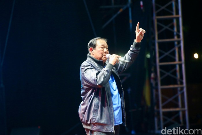 Potret SBY Riuhkan Hari Pertama Pestapora 2024 Presiden ke-6 Indonesia Susilo Bambang Yudhoyono meramaikan hari pertama Festival Pestapora yang berlangsung di JIExpo Kemayoran, Jakarta, Jumat (20/9/2024). Penampilan perdana SBY di Pestapora ini menjadi magnet tersendiri bagi para pengunjung.