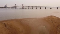 Akan tetapi kekeringan yang terus melanda Amerika Selatan berdampak pada turunnya level permukaan air salah satu sungai terpanjang di dunia tersebut.       