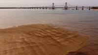 Pemandangan drone menunjukkan daerah kering Sungai Parana di Corrientes, Argentina, Kamis (18/9/2024).  