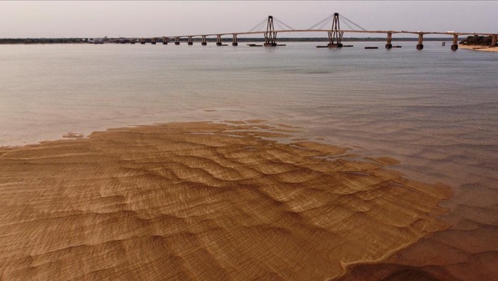 A drone view shows a dry area of the Parana River, which runs through Argentina's major inland ports around Rosario, where grains ships are taking less cargo as water levels fall to near historic lows due to a major drought upstream in Brazil, in Corrientes, Argentina September 18, 2024. REUTERS/Sebastian Toba     TPX IMAGES OF THE DAY
