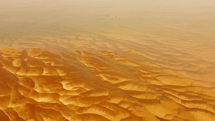 A drone view shows a dry area of the Parana River, which runs through Argentina's major inland ports around Rosario, where grains ships are taking less cargo as water levels fall to near historic lows due to a major drought upstream in Brazil, in Corrientes, Argentina September 18, 2024. REUTERS/Sebastian Toba     TPX IMAGES OF THE DAY