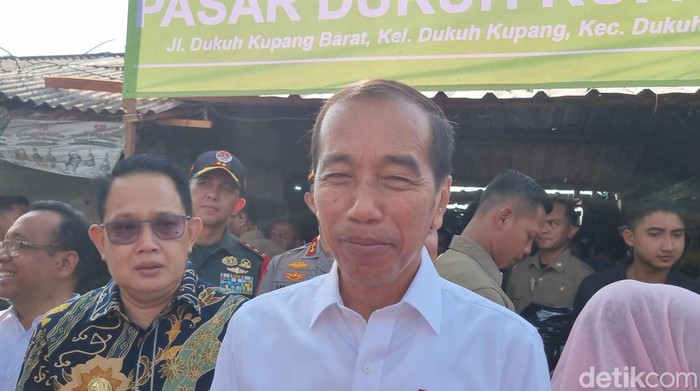 presiden jokowi di pasar dukuh kupang surabaya