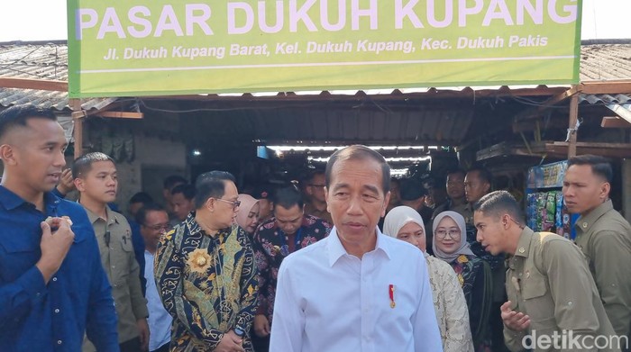 presiden jokowi di pasar dukuh kupang surabaya