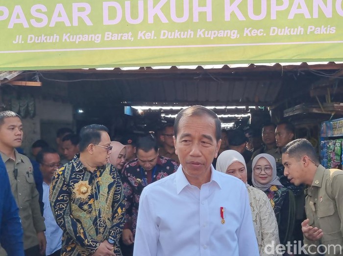 presiden jokowi di pasar dukuh kupang surabaya