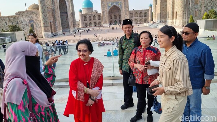 Presiden ke-5 RI sekaligus Ketum PDIP Megawati Soekarnoputri berkunjung ke Registan Square, salah satu lokasi paling bersejarah di Samarkand, Uzbekistan. (Haris F/detikcom)