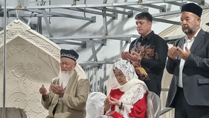 Presiden ke-5 sekaligus Ketua Umum PDIP Megawati Soekarnoputri berziarah ke makam Imam Al Bukhari di Samarkand, Uzbekistan, pada Jumat (20/9/2024)