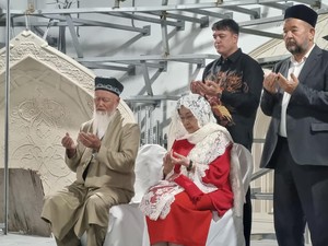 Momen Megawati Khusyuk Doa Saat Ziarah Makam Al Bukhari di Samarkand