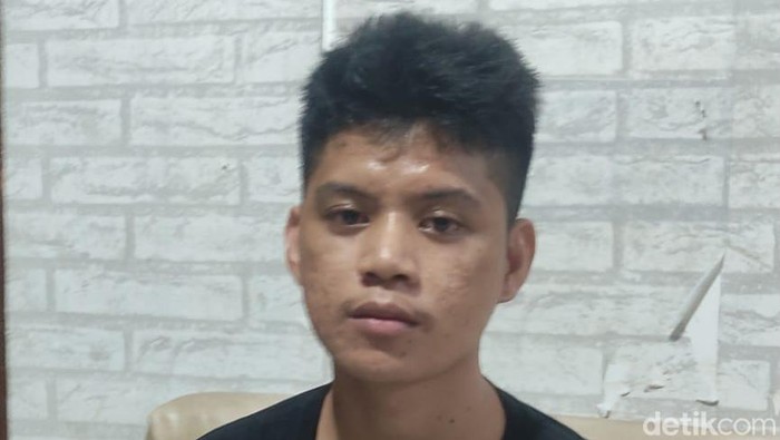 Pria berinisial KTD ditangkap dan ditetapkan sebagai tersangka usai meretas akun Google Business sejumlah bank hingga kantor polisi.