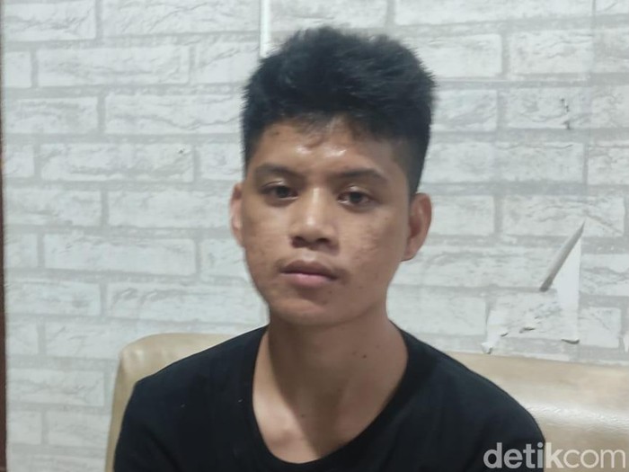 Pria berinisial KTD ditangkap dan ditetapkan sebagai tersangka usai meretas akun Google Business sejumlah bank hingga kantor polisi.
