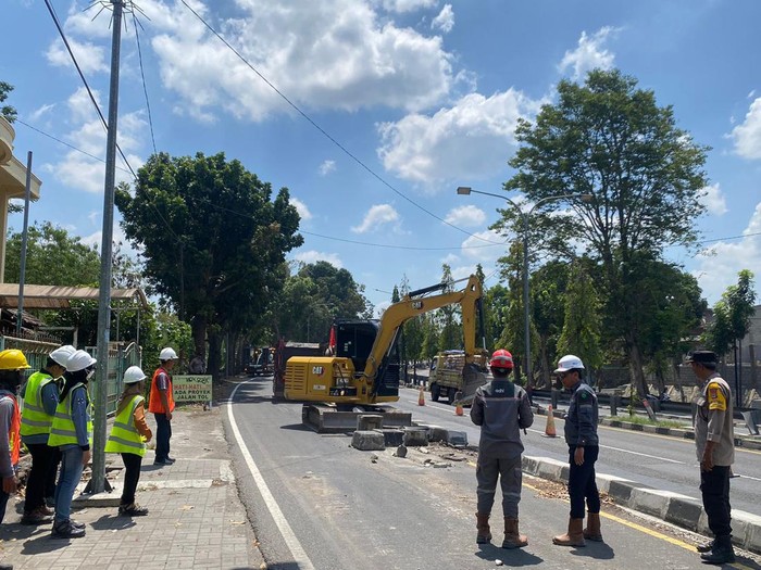 Proses pembongkaran separator di Ring Road Utara, Kronggahan, Kabupaten Sleman, DIY, Jumat (20/9/2024).