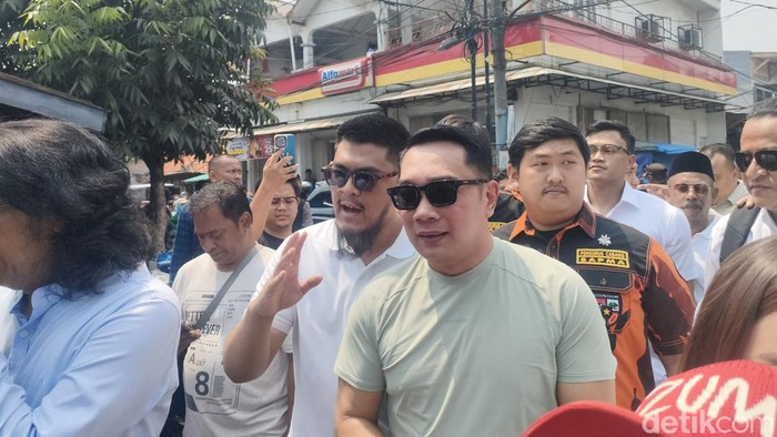 Ridwan Kamil menyapa warga Warakas, Jakarta Utara.