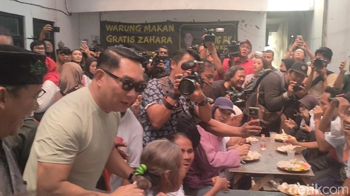 Ridwan Kamil tinjau Posko Makan Siang Gratis di Warakas, Jakut