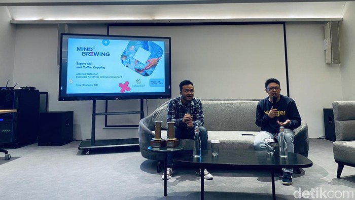 Rifqi Hisbullah (kiri) bersama Sandi Septian (kanan), menjelaskan tentang teknik manual brewing menggunakan AeroPress pada acara Mind Brewing di Inspira Roasters, The Gaia Hotel Bandung, Jumat (20/9/2024)