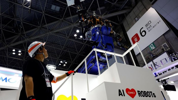A giant robot JINKI type Zero ver.2.0, jointly developed by West Japan Railway Company, robotic technology developer Man-Machine Synergy Effectors, Inc. and IT infrastructure company Nippon Signal, is demonstrated at Japan Robot Week, a robot technology exhibition, at Tokyo Big Sight in Tokyo, Japan September 18, 2024. The robot aims to conduct railway repair and maintenance work on overhead electrical wires, a high-risk job for humans. REUTERS/Issei Kato