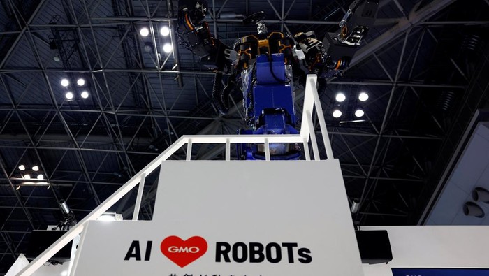 A giant robot JINKI type Zero ver.2.0, jointly developed by West Japan Railway Company, robotic technology developer Man-Machine Synergy Effectors, Inc. and IT infrastructure company Nippon Signal, is demonstrated at Japan Robot Week, a robot technology exhibition, at Tokyo Big Sight in Tokyo, Japan September 18, 2024. The robot aims to conduct railway repair and maintenance work on overhead electrical wires, a high-risk job for humans. REUTERS/Issei Kato