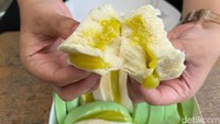Untuk roti kukusnya memiliki pori-pori roti yang rapat. Teksturnya lembut dan lembab, jika ingin lebih enak bisa juga dipanaskan sebelum dimakan di rumah. 