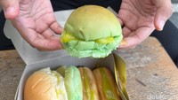 Varian roti panggangnya memiliki bentuk yang berbeda. Tersedia roti original dan pandang yang bentuknya bulat mirip burger bun.