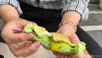 Untuk harga rotinya sendiri terjangkau dan ramah di kantong. Hanya merogoh Rp 3.000 sudah bisa memesan satu potong roti khas Tet Fai yang lembut.