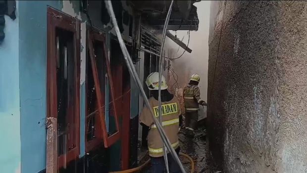 Rumah di Pulogadung, Jakarta Timur kebakaran dan menewaskan tiga orang balita.