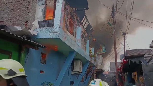 Rumah di Pulogadung, Jakarta Timur kebakaran dan menewaskan tiga orang balita.