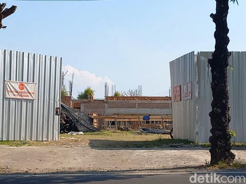 Proyek pembangunan rumah untuk Presiden Joko Widodo di Desa Blulukan, Kecamatan Colomadu, Kabupaten Karanganyar, Jumat (20/9/2024)