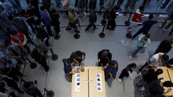 Di Apple Store Beijing, China, peluncuran produk baru ini disambut meriah.  