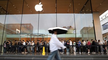 Orang-orang mengantre di luar toko Apple saat iPhone 16 baru mulai dijual di Beijing, China, Jumat (20/9/2024).  