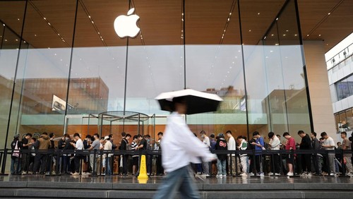 Staff members attend to customers as the new iPhone 16 series smartphones go on sale at an Apple store in Beijing, China September 20, 2024. REUTERS/Florence Lo