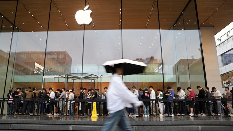 Staff members attend to customers as the new iPhone 16 series smartphones go on sale at an Apple store in Beijing, China September 20, 2024. REUTERS/Florence Lo