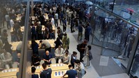 Staff members attend to customers as the new iPhone 16 series smartphones go on sale at an Apple store in Beijing, China September 20, 2024. REUTERS/Florence Lo