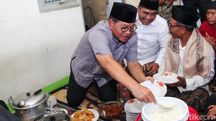 Bakal cagub Jakarta Pramono Anung menyapa penghuni rusun Daan Mogot, Jakarta Barat. Pramono sekaligus mencatat persoalan yang dikeluhkan penghuni.