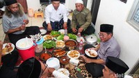 Menu santap siang yang dihidangkan antara lain ikan teri, tempe, dan sayur asem.   