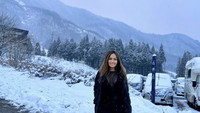 Selain main pasir ke gurun Dubai, dia juga pernah liburan mewah ke resort ski Hakone di Jepang. Begini gaya selebgram itu dengan latar belakang pegunungan salju. (Instagram/@sarnanitha)