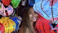 Kalau ini, saat dia plesiran ke Hoi An, Vietnam. Selebgram bernama asli Ni Ketut Sri Astari Sarnanitha ini menjabat sebagai Komisaris di Perseroan Mimpi Surga Bali yang menaungi Flame Spa. (Instagram/@sarnantiha)