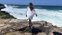 Tak hanya Jepang, Sarnanitha juga sering liburan ke Australia. Pantai Bondi di Sydney sudah pasti dia sambangi. (Instagram/@sarnanitha)