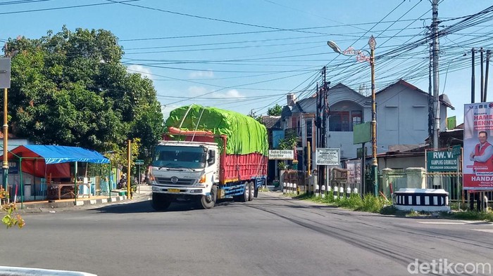 Setelah keluar dari exit tol Ngawen, truk tronton melintas di Jalan Mayor Kusmanto, tersasar ke arah pusat kota Klaten, Jumat (20/9/2024) siang.