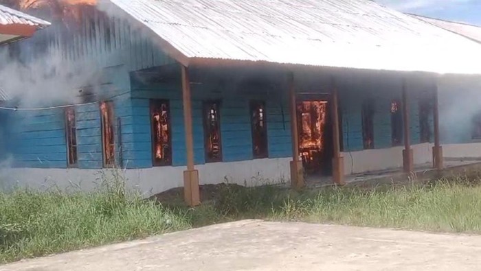 Orang tua siswa membakar gedung SMK YPPGI di Dogiyai, Papua, akibat kekecewaan terhadap ketidakhadiran guru.