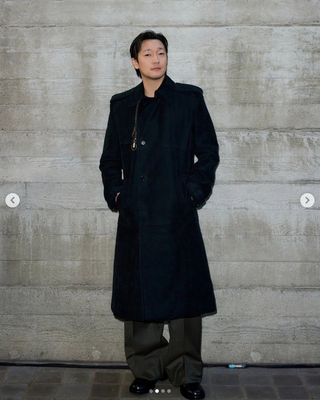 Sedangkan Son Sukku memakai long coat, tampil karismatik dengan busana serba hitam dari Burberry. Foto: Instagram