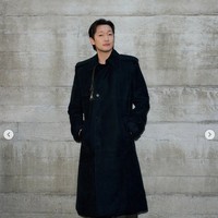 Sedangkan Son Sukku memakai long coat, tampil karismatik dengan busana serba hitam dari Burberry. Foto: Instagram